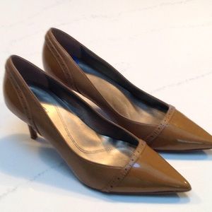 Beautiful caramel color patent pumps sz 71/2